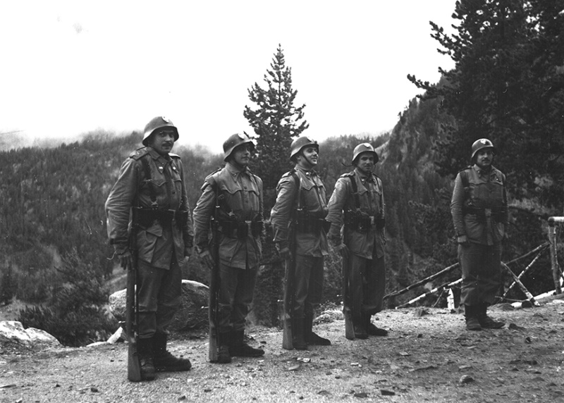 <p>Soldats formant davant de la caserna militar de Sant Maurici. Espot.</p>