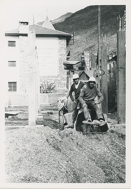 <p>Construcció dels blocs del costat de la Caixa a Esterri d’Àneu. Josep de Carma i Antonio de Garró.</p>