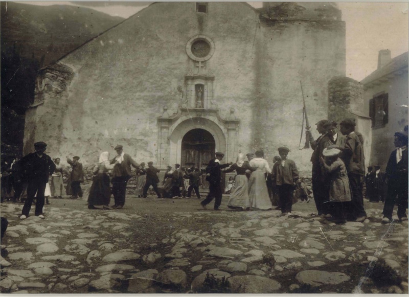 <p>Ball a la plaça d'Isil.</p>