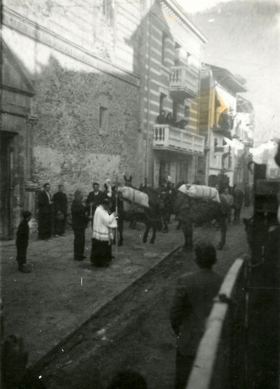 <p>Carrer major, benedicció davant de l'esglèsia</p>