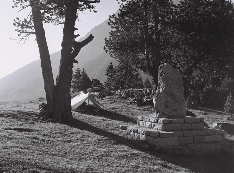 <p>Tenda de campanya parada al costat del monòlit de Sant Maurici al PNAESM</p>