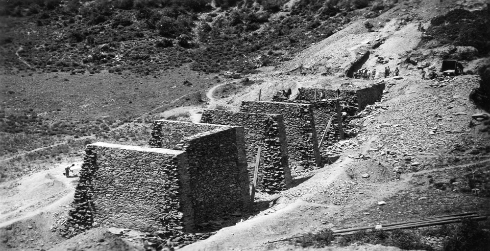 Bajada tuberías muros terraplenados en barranco 