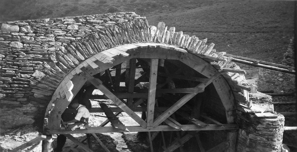 Bajada tuberías. Construcción puente en barranco 