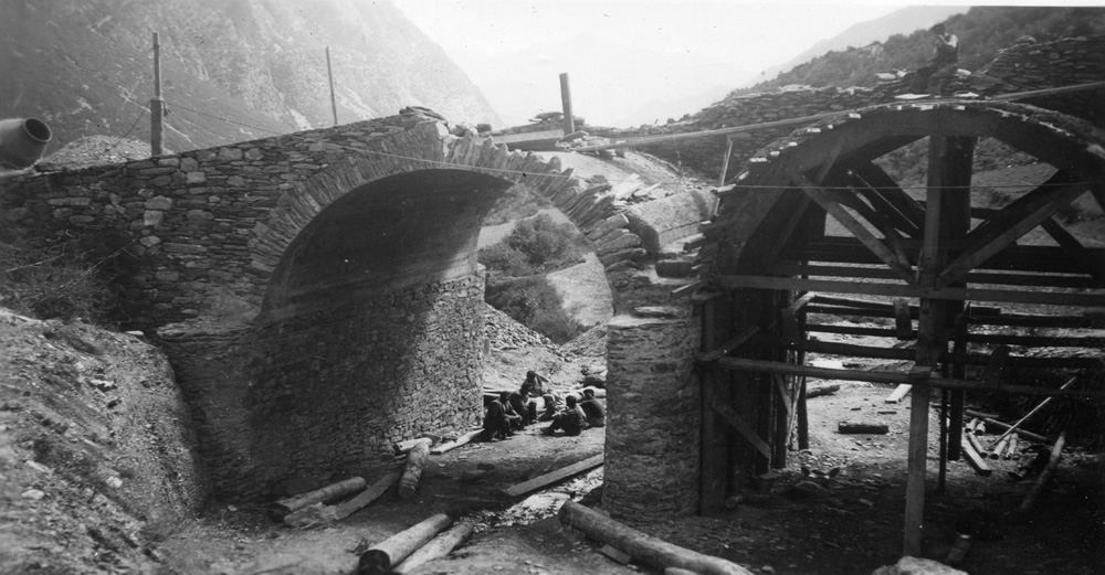 Bajada tuberías. Construcción puente en barranco 