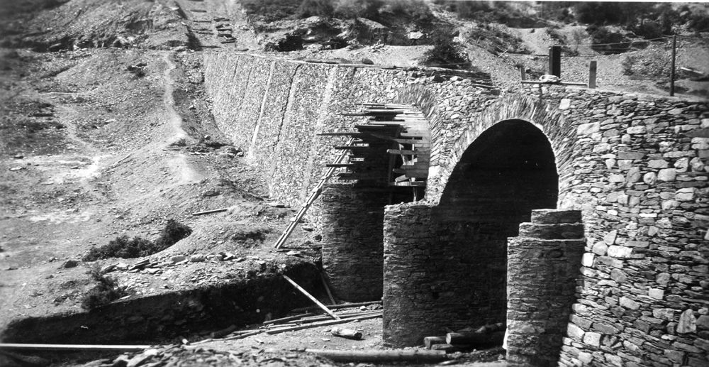 Bajada tuberías. Puente en barranco 