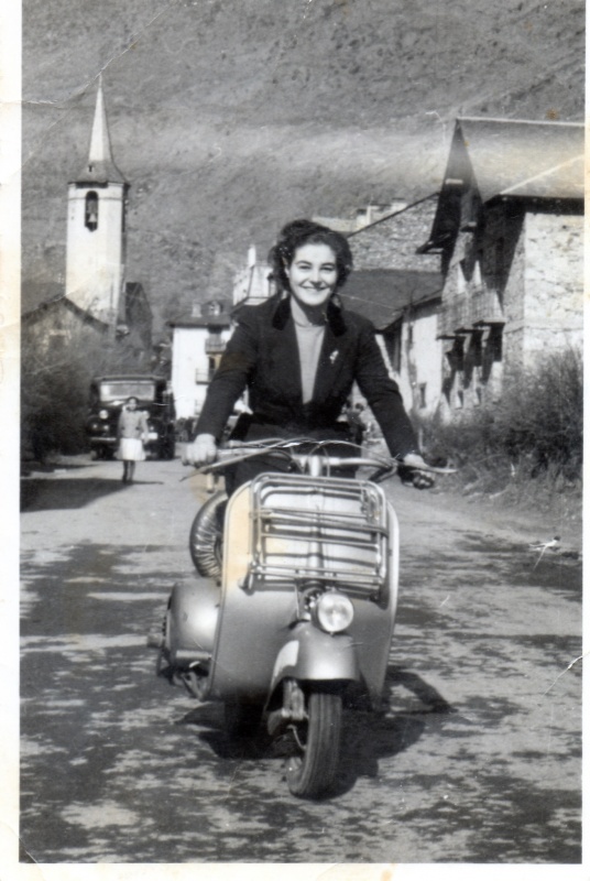 <p>Montserrat de Gallimó amb vespa.</p>