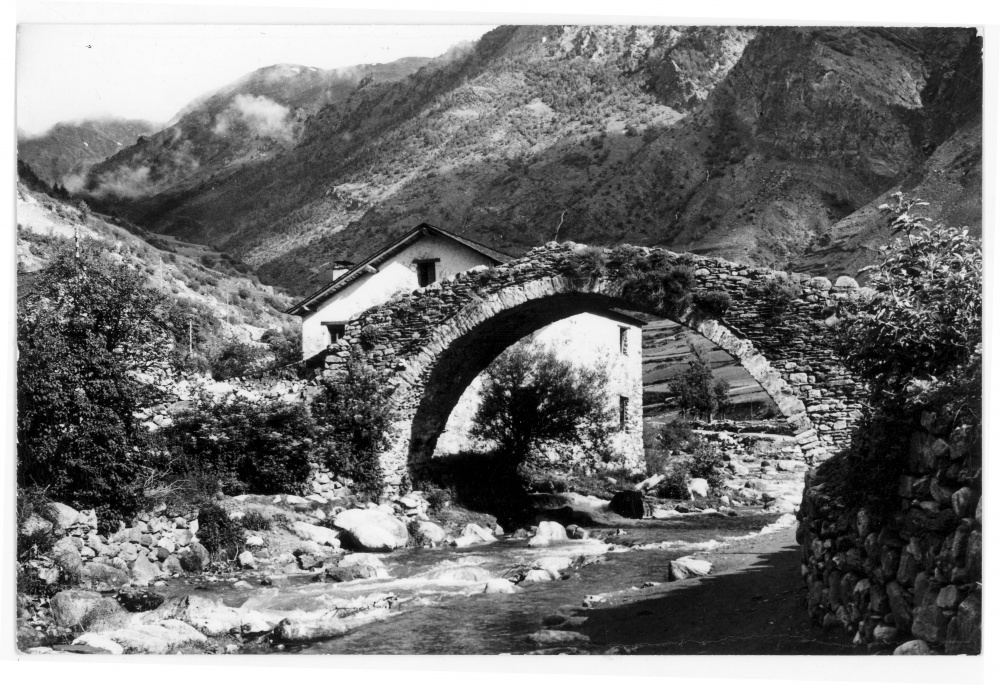 <p>Puente romano sobre el rio Escrita</p>