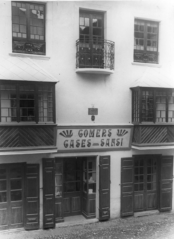 Façana de l'antiga botiga Cases-Sansi, situada al carrer Major.