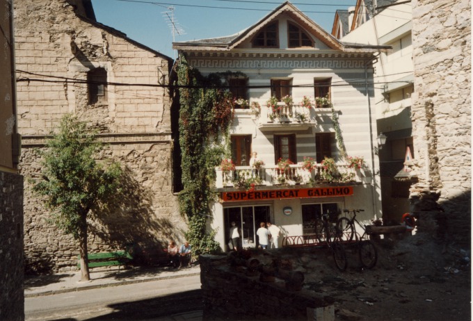 Botiga nova de Casa Gallimó, al carrer major, tancada l'any 2001