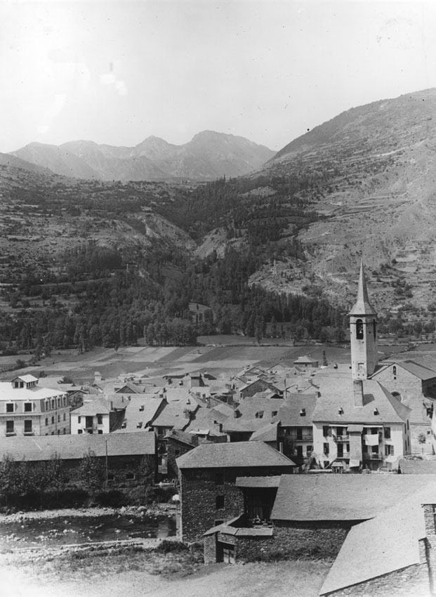 Vista del poble des de la zona de llevant. Casa Gallimó, abans Quadra de Casovall. Al davant, era de Sansi i un tros de mas. A la dreta, garatge de Ganxet