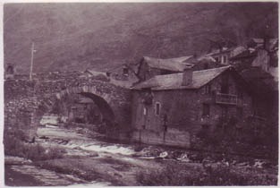 Vista del pont i el riu.