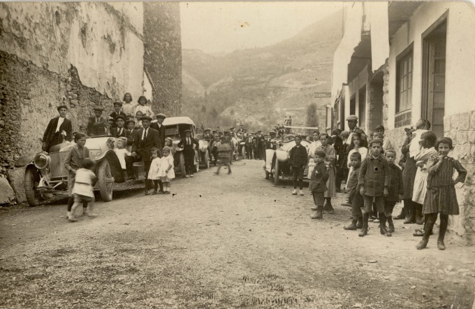 Possiblement inauguració de la carretera cap al Port de la Bonaigua, a ma dreta l'hotel Pirinenc.