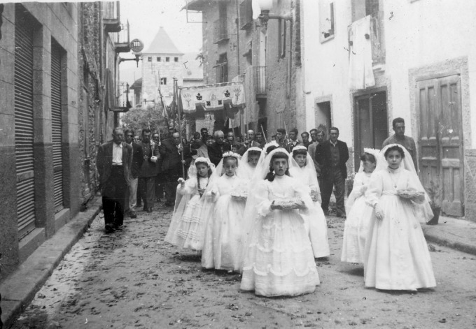 Corpus Christi a Esterri d'Àneu, entre d'altres, i al darrera alcalde Soto, Andreu de Cadiraire algulzil, i olegari de casa Fuster.