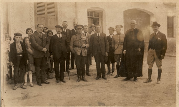 Mossèn francisco Barba, a la seua esq Anselmo de Castellarnau, al darrera Josep Riart Blasi de Casa Riart.