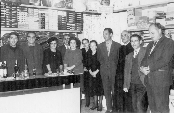 Inauguració botiga Bonic a Esterri d'Àneu, d'esq a dreta: Antonio de Maçano, Enrique, Carmeta, Solita, Tonet, Mare de Solita, Carmeta del Bonic, Juan Civat, mossèn, secretari Chies, i sr. Pinzas secretari de l'Alt Àneu als anys 50'