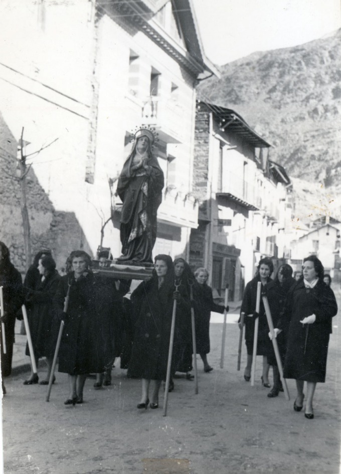 Corpus Crhisti a Esterri d'Àneu, entre d'altres, a la dreta Solita de Moreig, Rosita d'Agustí, davant a la dreta dona de Cadiraire, i mare de Jaume de Gonoi a l'esq.